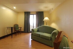 Studio, 1 King Bed | Living area