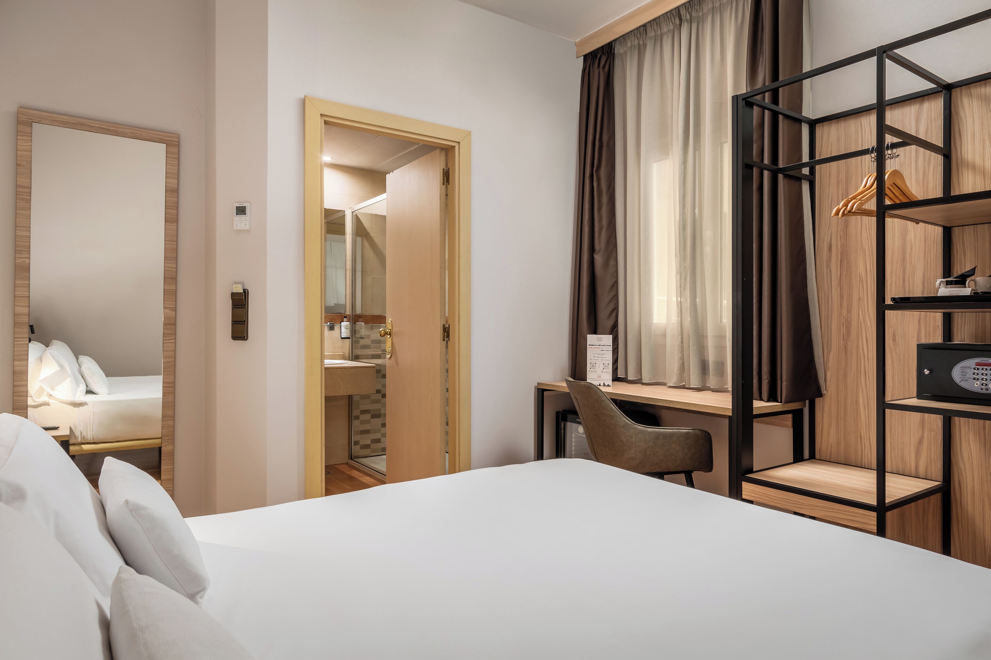 Ropa de cama de alta calidad y minibar 