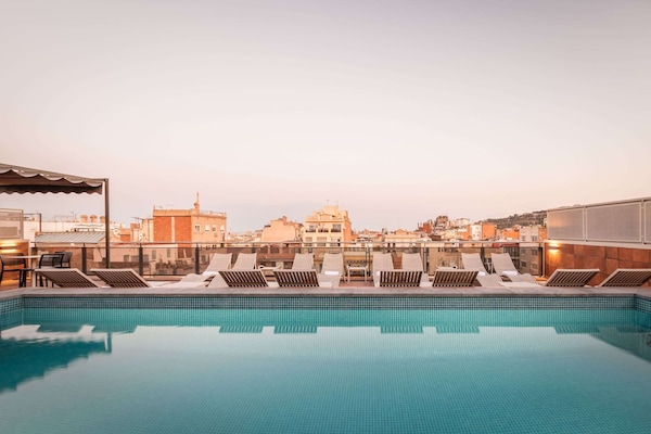 Hồ bơi ngoài trời, mở cửa từ 10:00 đến 21:00, ghế dài tắm nắng