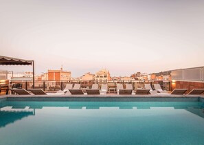 屋外プール、営業時間 10:00 ～ 21:00、サンラウンジャー