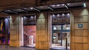 The exterior of the Sunhotel Central with a prominent entrance and a staircase leading to the lobby. - Petit Palace Eixample (Barcelona)
