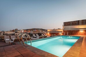 Outdoor pool, open 10:00 AM to 9:00 PM, sun loungers - Petit Palace Eixample (Barcelona)