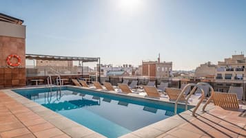 Una piscina al aire libre (de 10:00 a 21:00), tumbonas