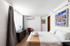 In-room safe, desk, iron/ironing board, cribs/infant beds