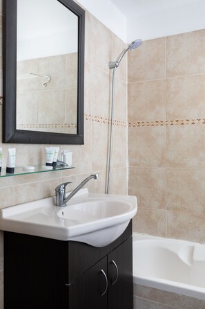 Hair dryer, towels - The Colony Hotel (Jerusalem)