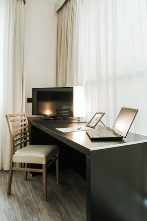 Minibar, in-room safe, desk, blackout drapes - Hotel Carpi (Carpi)