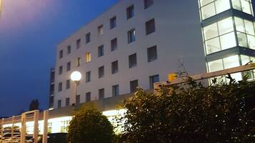 Facciata della struttura - sera/notte