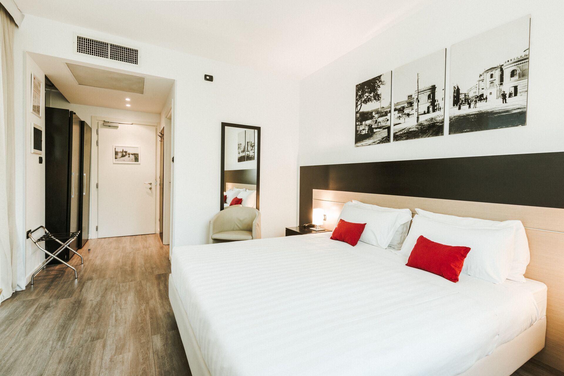 standard double room | 1 bedroom, minibar, in-room safe, desk