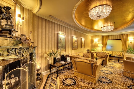 Lobby sitting area. Suitess - An der Frauenkirche