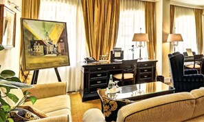 Executive-sviitti, kaupunkinäköala | Oleskelualue | 50–tuumainen taulutelevisio, jossa kaapelikanavat