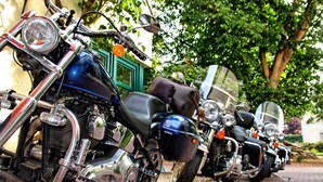 A row of parked motorcycles. - Hotel & Restaurant 5 Linden (Südharz)