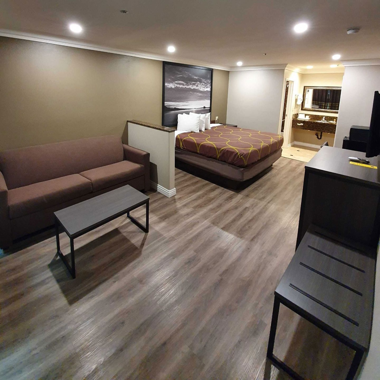 Camas con pillow-top y caja de seguridad en la habitación 
