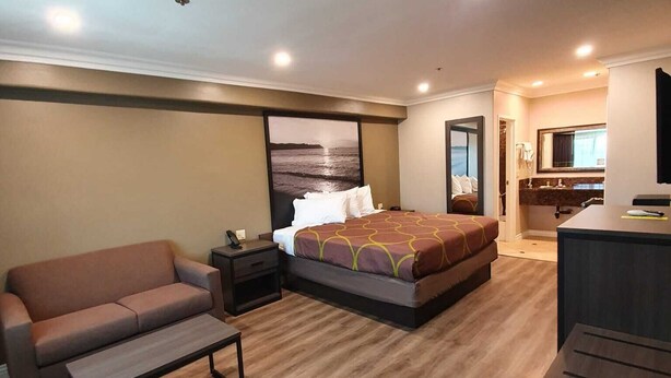 Kamar, 1 Tempat Tidur King, Bebas Asap Rokok | Bantalan ekstra lembut, brankas, dan tirai kedap cahaya