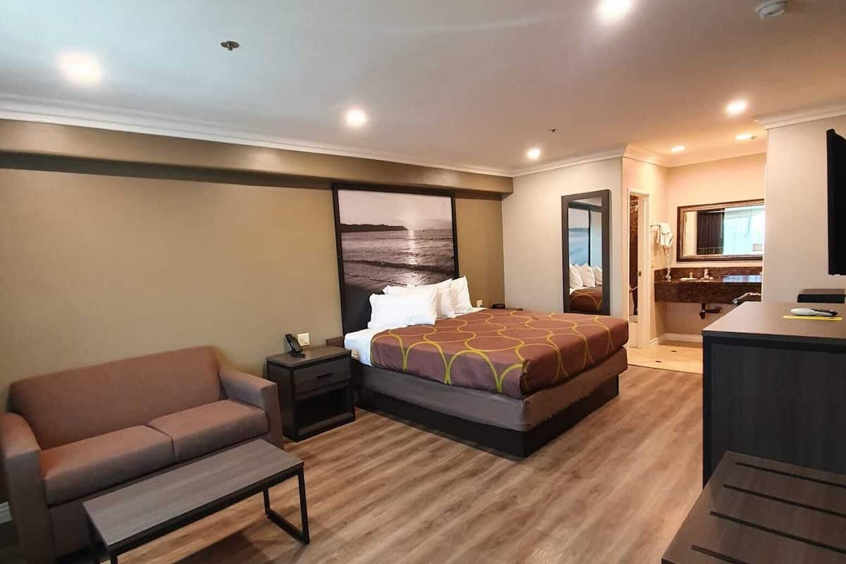 Room, 1 King Bed, Non Smoking | Pillowtop beds, in-room safe, blackout drapes, iron/ironing board