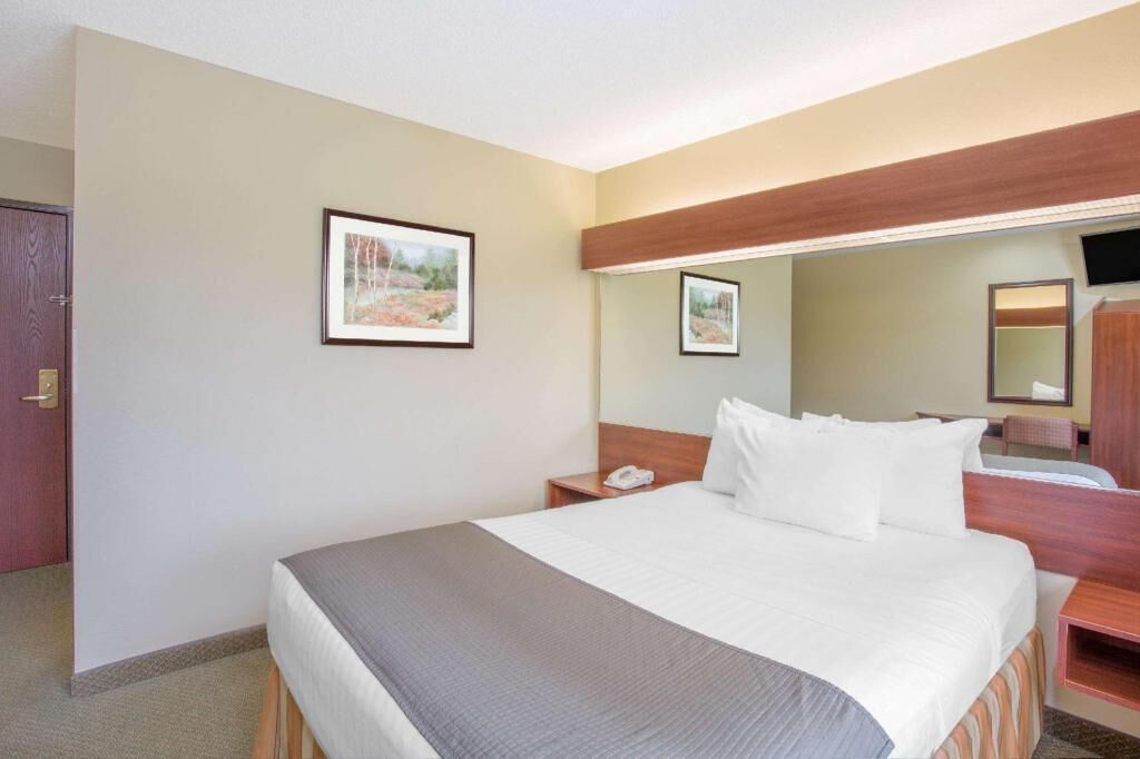 Desk, iron/ironing board, free rollaway beds, free WiFi