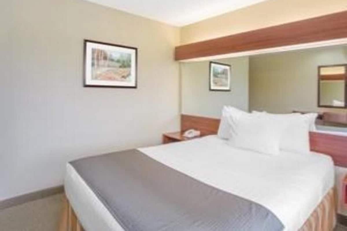 Desk, iron/ironing board, free rollaway beds, free WiFi