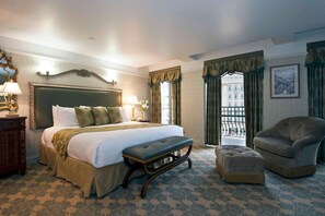 Hochwertige Bettwaren, Zimmersafe, Schreibtisch, Bügeleisen/Bügelbrett