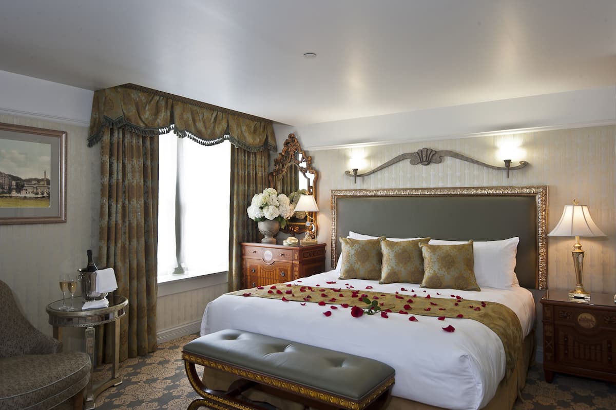Deluxe Room, 1 King Bed | Premium bedding, in-room safe, desk, iron/ironing board
