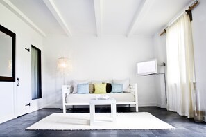 Suite, Garden View | Free cribs/infant beds, free WiFi, bed sheets