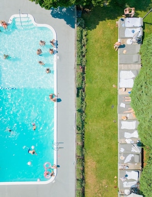 En säsongsöppen utomhuspool