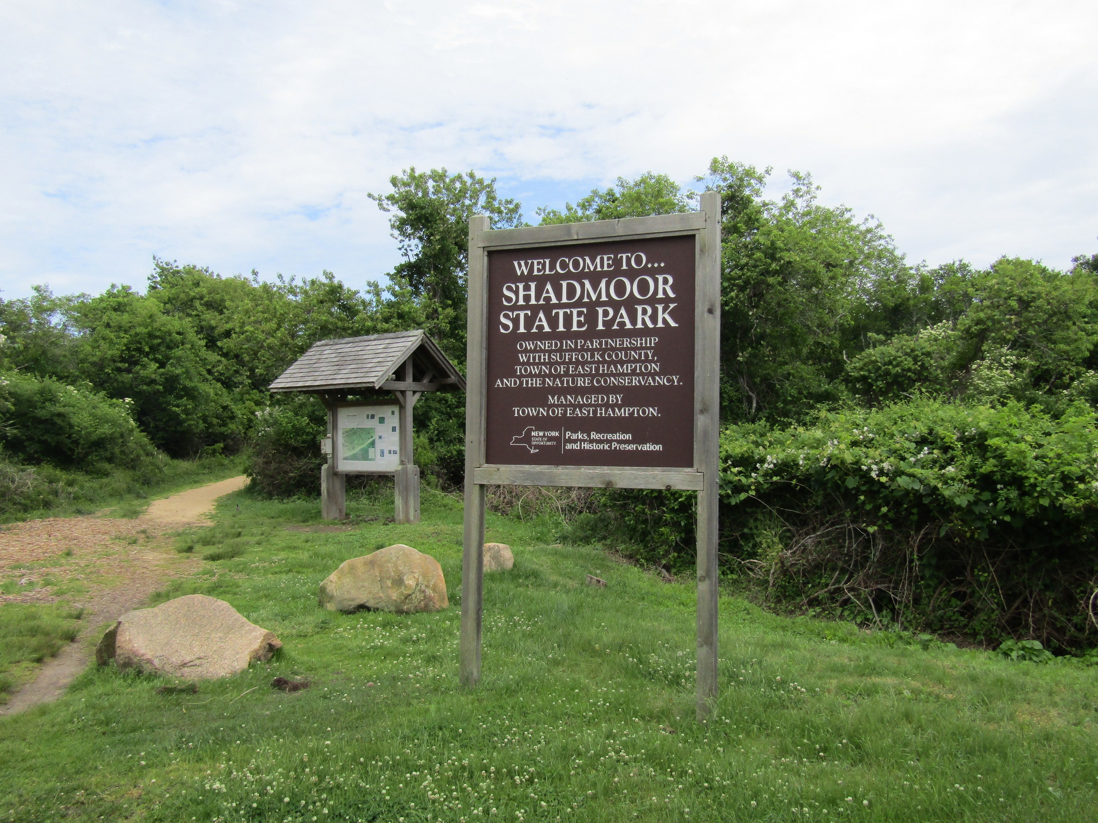Señal de bienvenida al Parque Estatal Shadmoor, indicando que es administrado por la Ciudad de East Hampton y la Nature Conservancy.