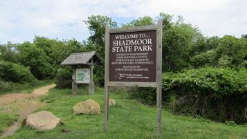 Señal de bienvenida al Parque Estatal Shadmoor, indicando que es administrado por la Ciudad de East Hampton y la Nature Conservancy.