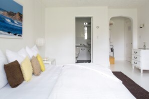 Room, 1 King Bed | Free cots/infant beds, free WiFi, bed sheets