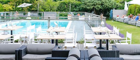 Una piscina al aire libre de temporada