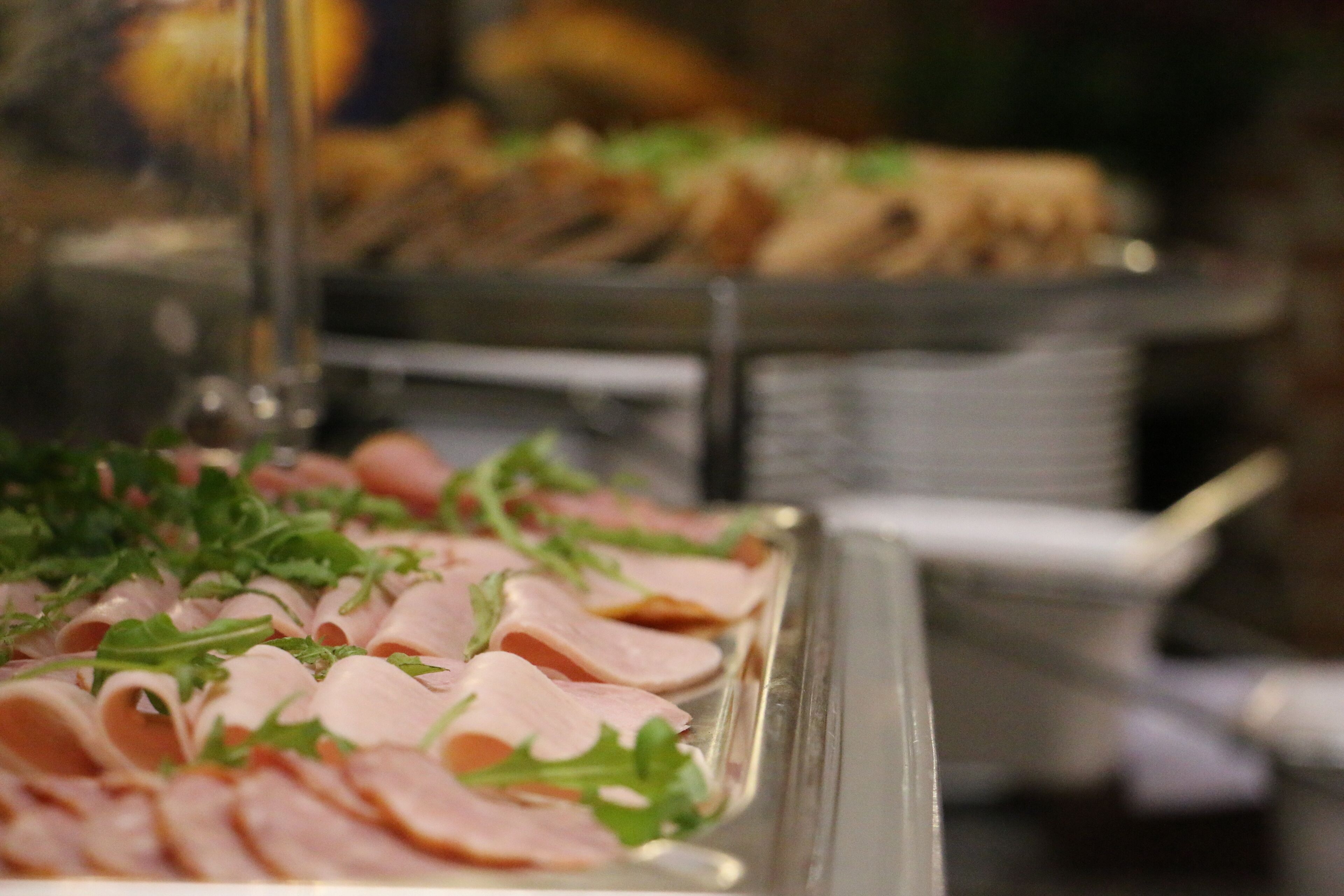 Ein Buffet mit geschnittenem Fleisch und Salat.