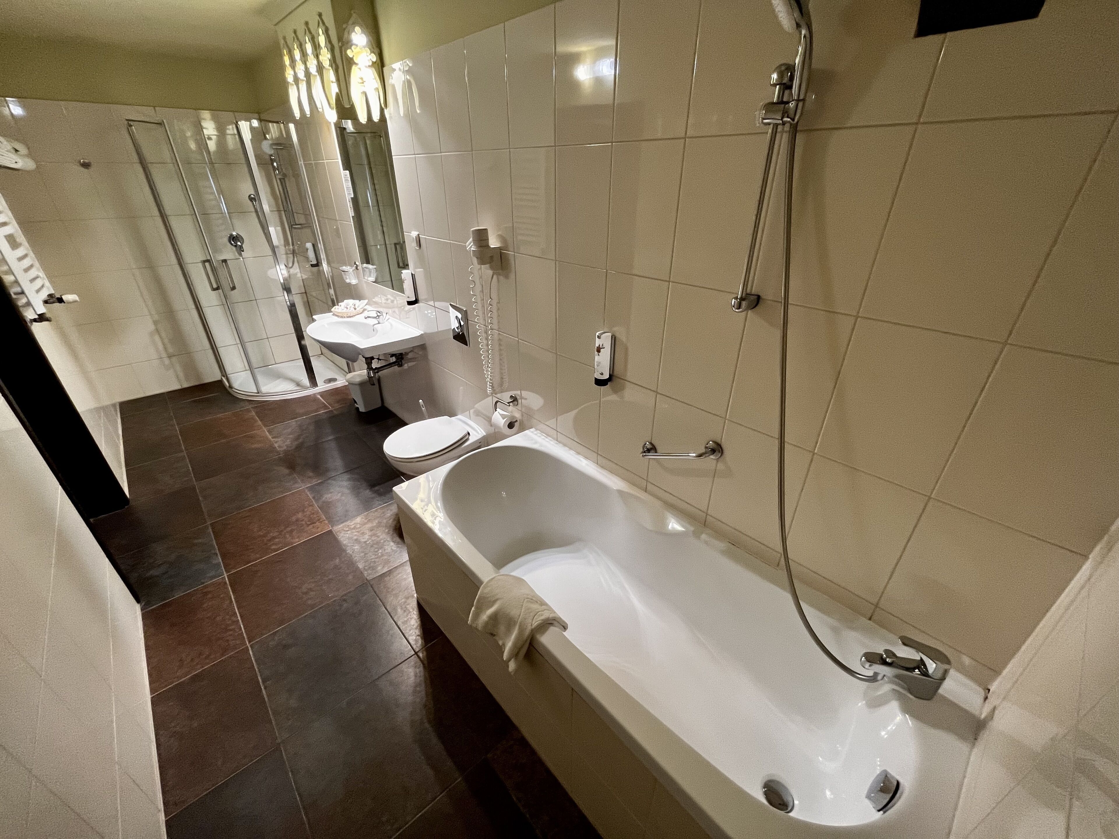 Uma casa de banho moderna com banheira, sanita e lavatório.
