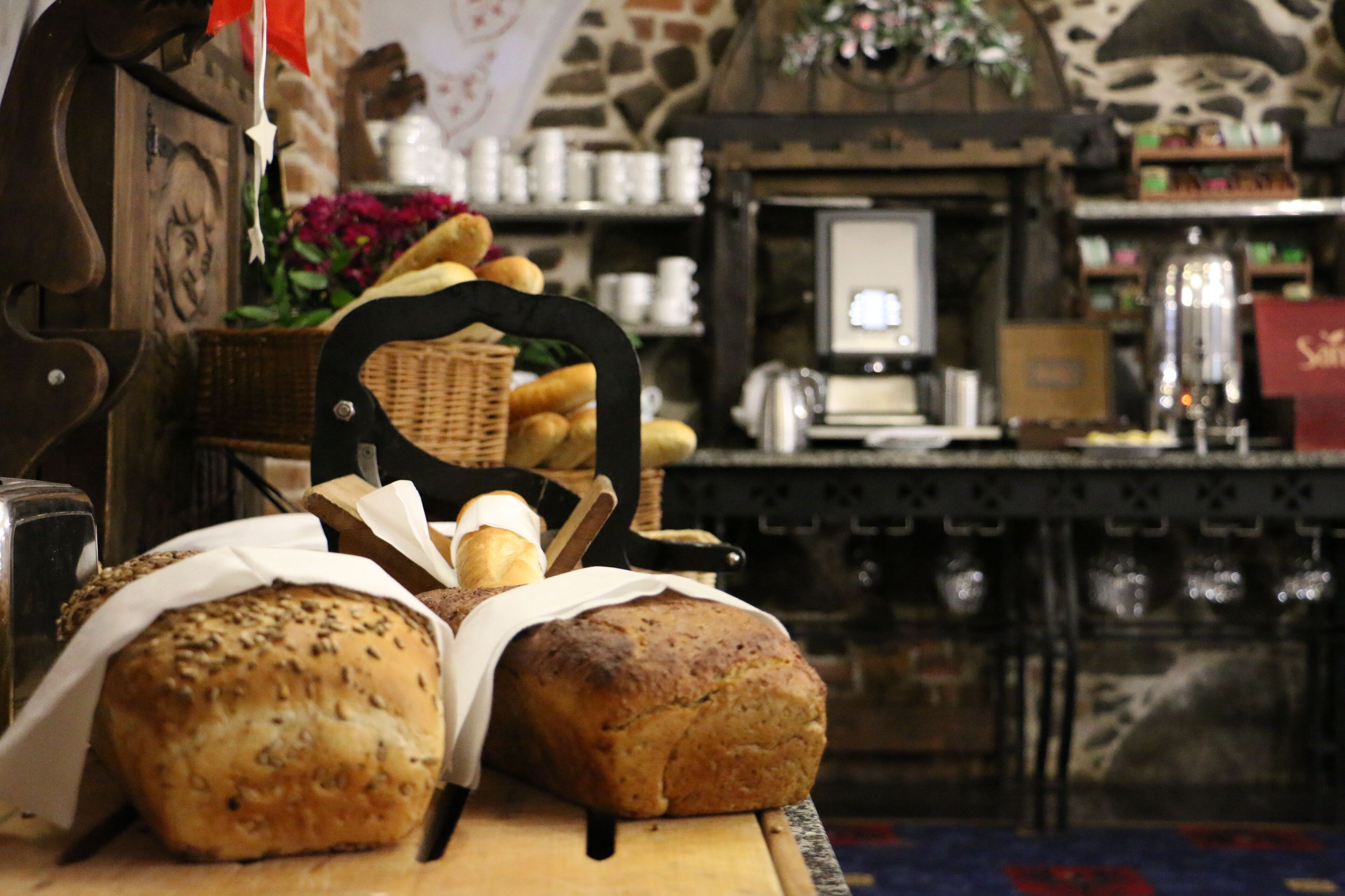 Una vitrina de panadería con distintos panes y pasteles.