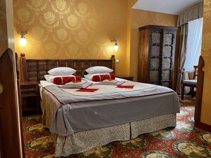 Classic Apartment | Premium bedding, minibar, in-room safe, individually decorated - Hotel Zamek Ryn (Ryn)