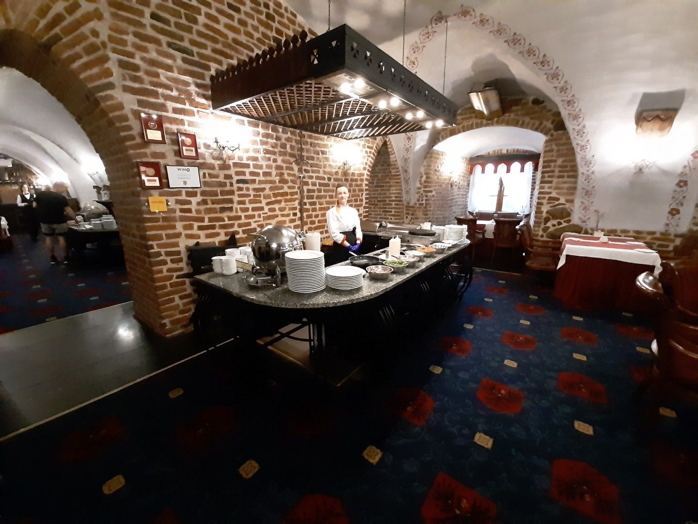 daily buffet breakfast (pln 70 per person)