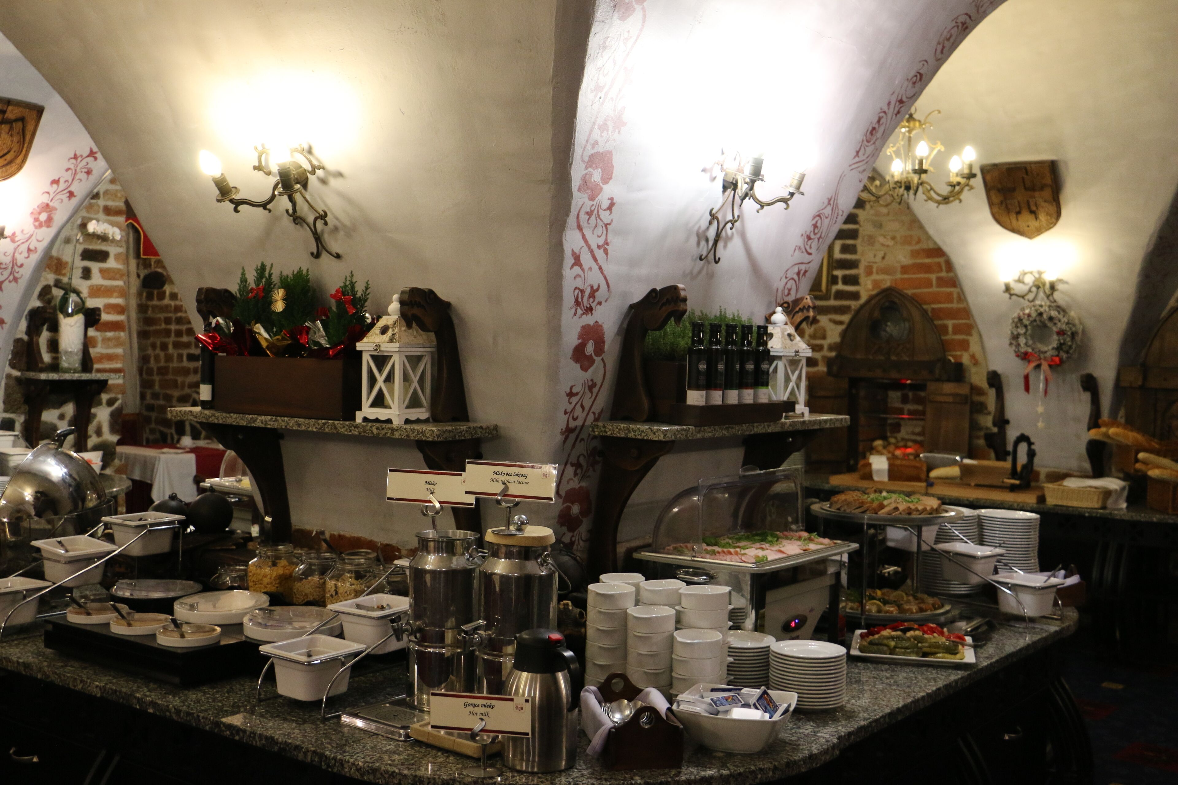 Un buffet proposant une variété de plats et d’ustensiles de service.
