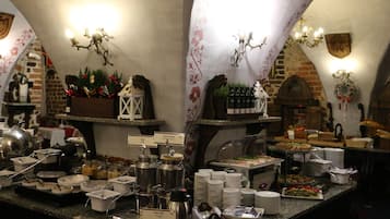 Un buffet proposant une variété de plats et d’ustensiles de service.