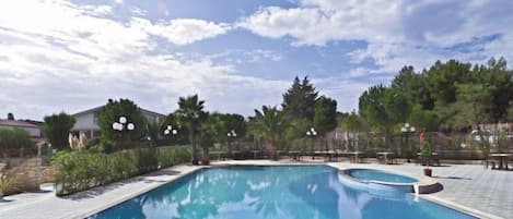 Una piscina al aire libre de temporada