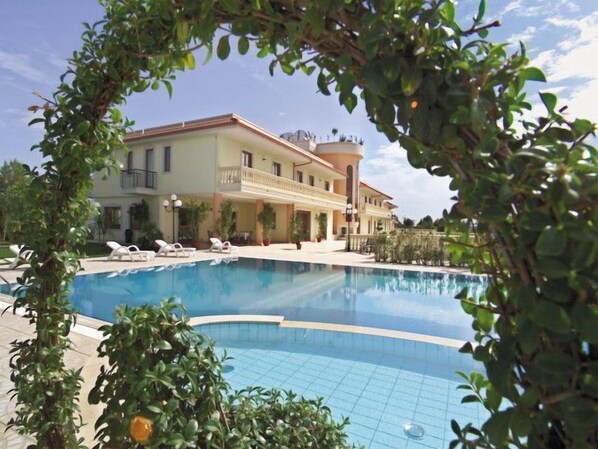 Piscine extérieure en saison