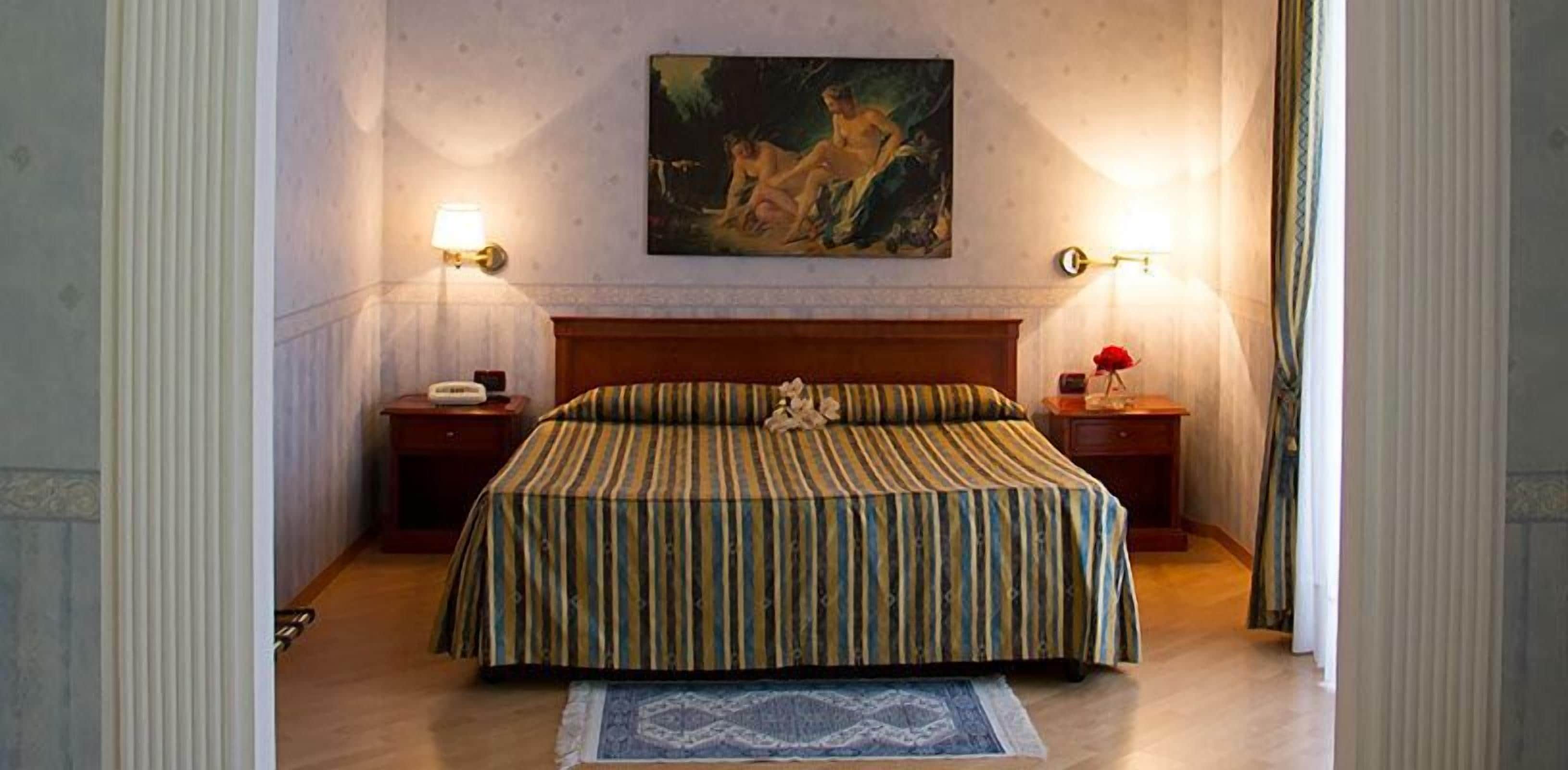 標準四人房, 露台 | 1 間睡房、迷你吧、房內夾萬、書桌