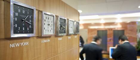 Una pared con relojes que indican 'NEW YORK' y 'LONDRES'.
