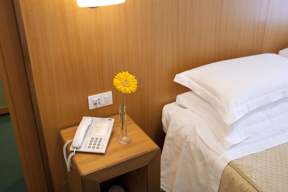 Minibar, Zimmersafe, Schreibtisch, Verdunkelungsvorhänge