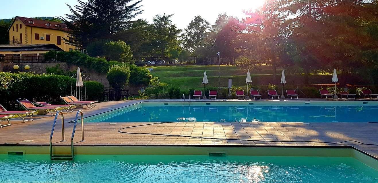 Piscina stagionale all'aperto, lettini
