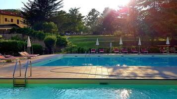 Außenpool (je nach Saison geöffnet), Liegestühle