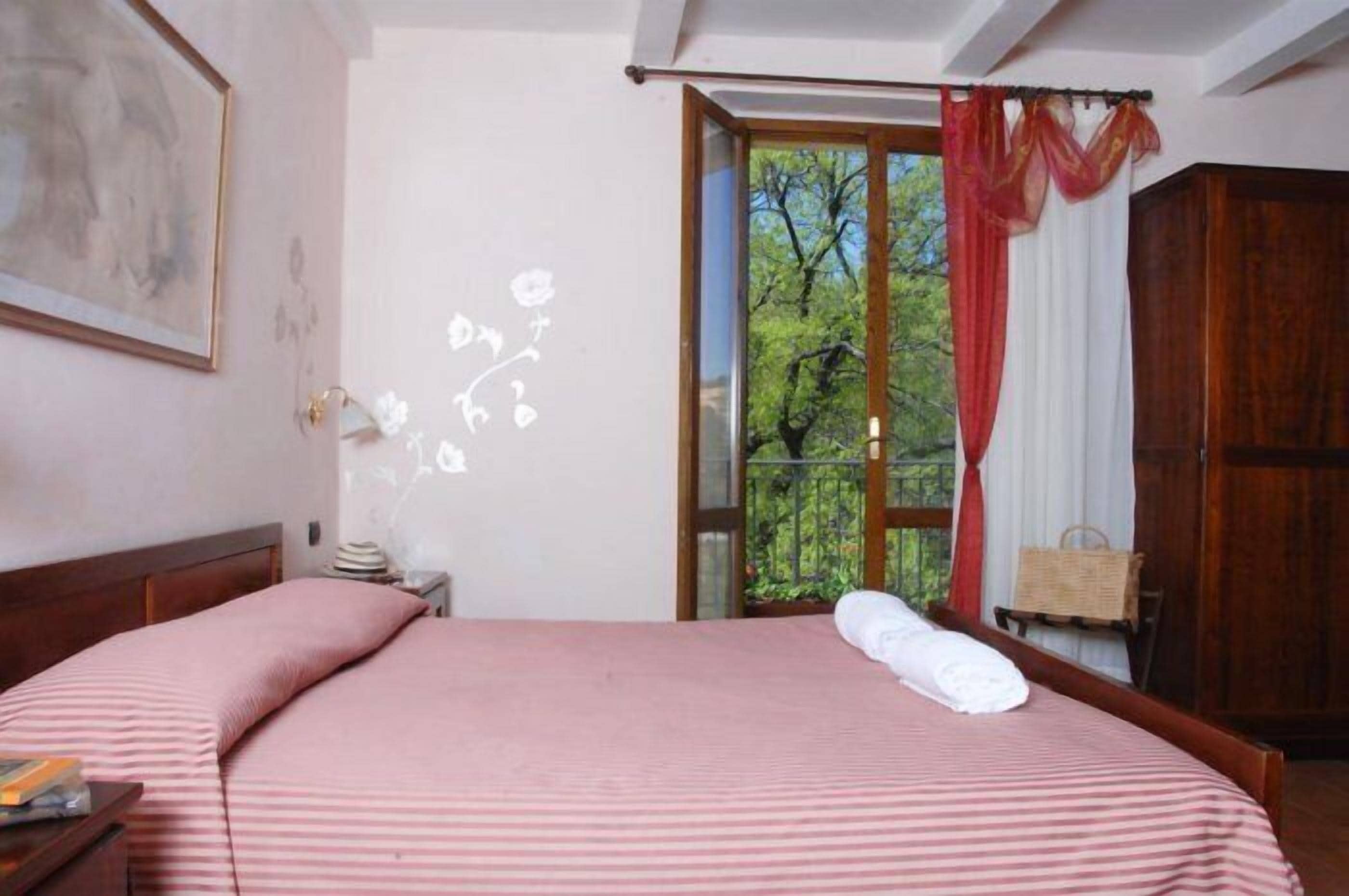 double room | 1 bedroom, desk, free wifi, bed sheets