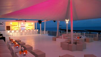 2 Bars/Lounges, Poolbar, Strandbar