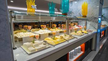 3 restaurants, breakfast, lunch, dinner served; international cuisine