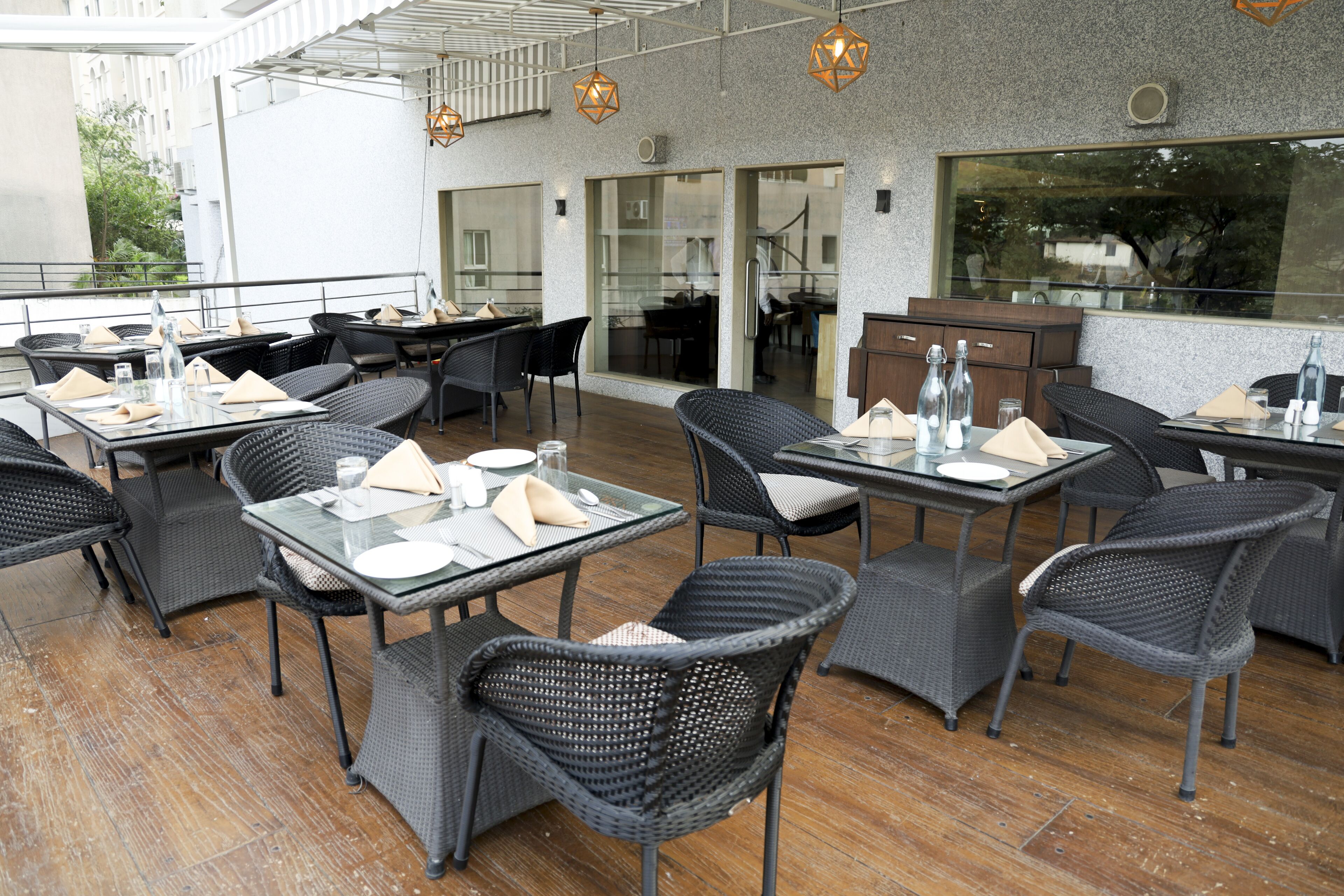 供应早餐、午餐和晚餐