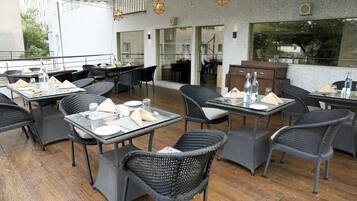 Melayani sarapan, makan siang, dan makan malam