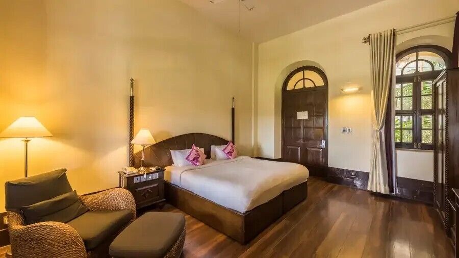 Kamar Premier | Selimut bulu angsa, minibar, brankas, dan meja kerja