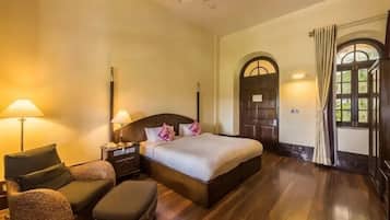 Prestige King Room | Down comforters, minibar, in-room safe, desk