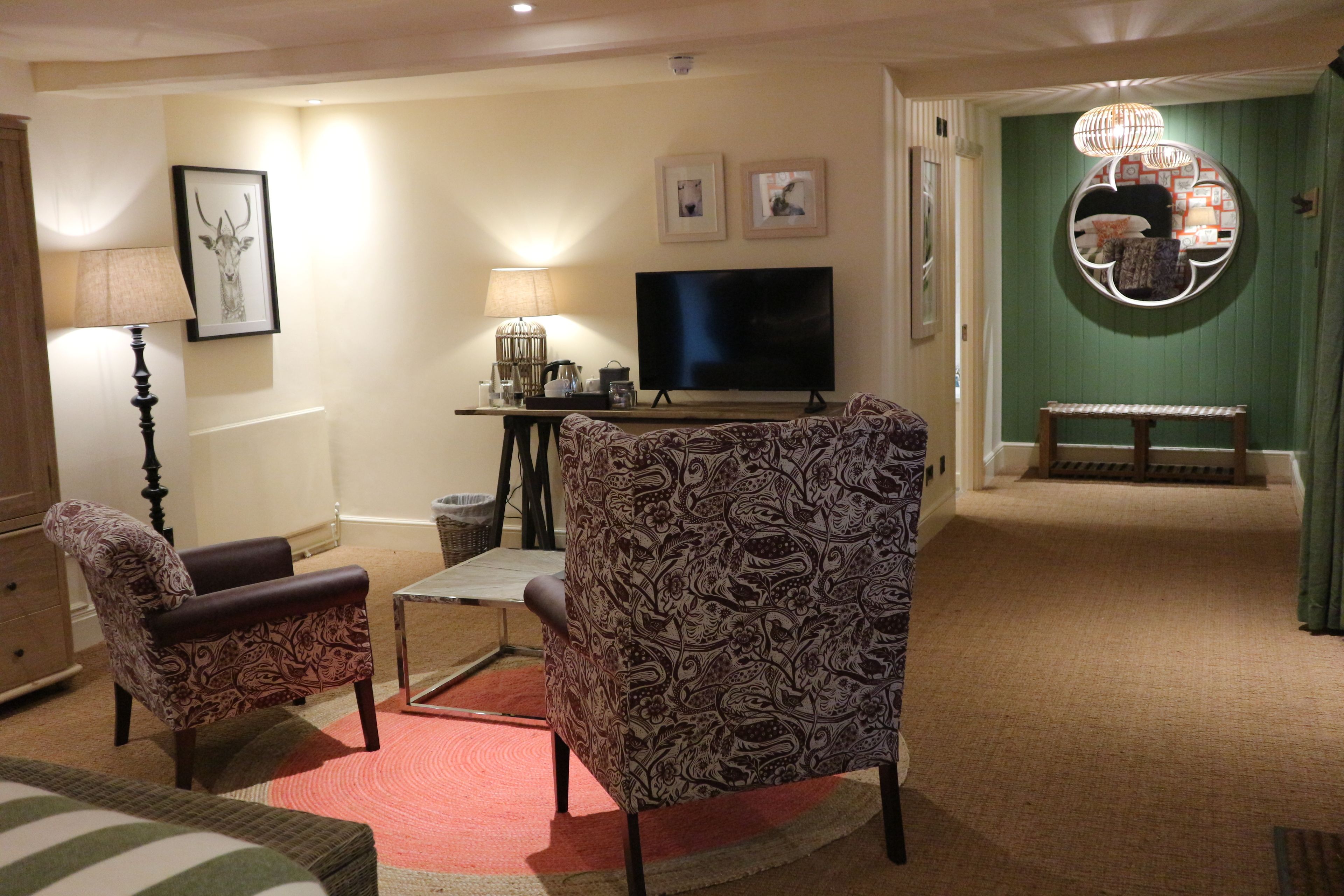 deluxe double or twin room | living area | tv